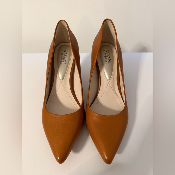 Alfani Size 7.5 Step ‘N Flex Pointed-Toe Pumps - Cognac Tan - Picture 3 of 16
